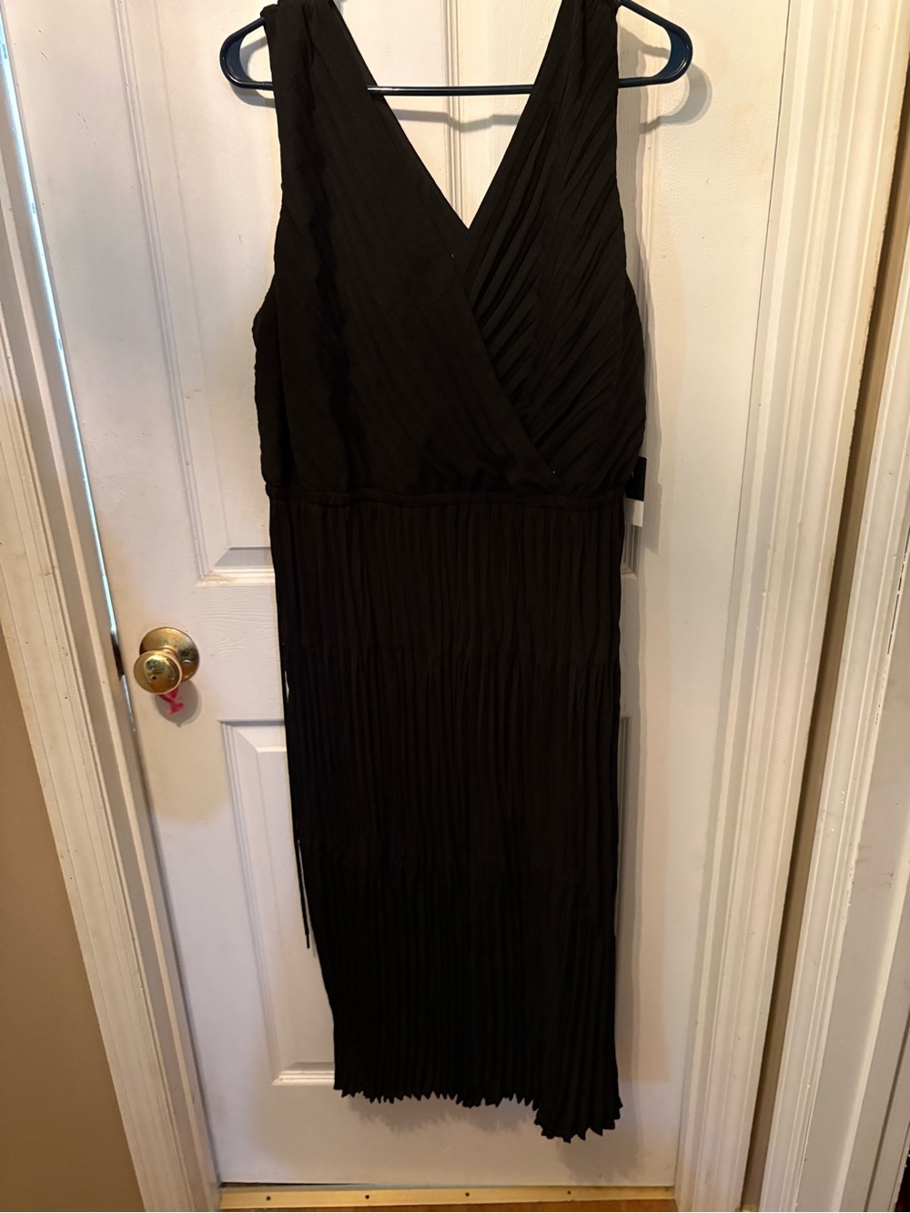 Simply Vera Vera Wang Black Sleeveless V-Neck Pleated Midi Dress